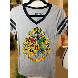 Harry Potter Hogwarts Crest Gray short Sleeve T-shirt V-neck Juniors M